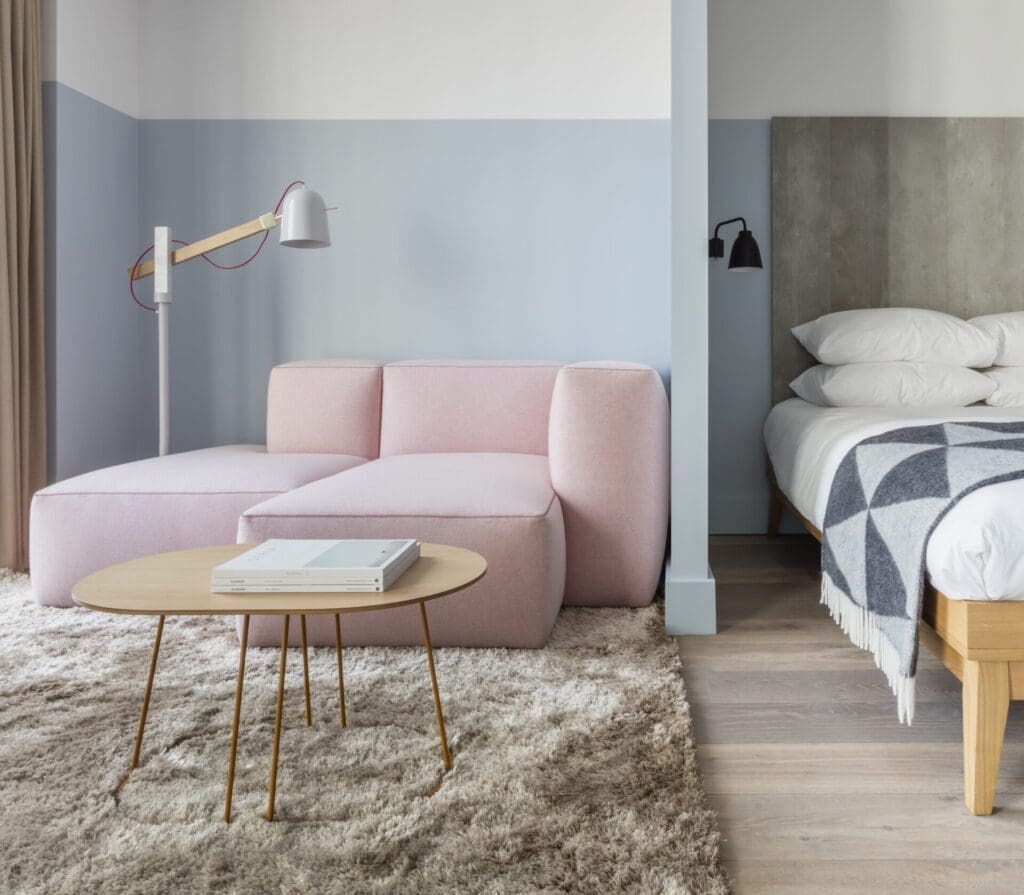 pink sofa and bed in london aparthotel