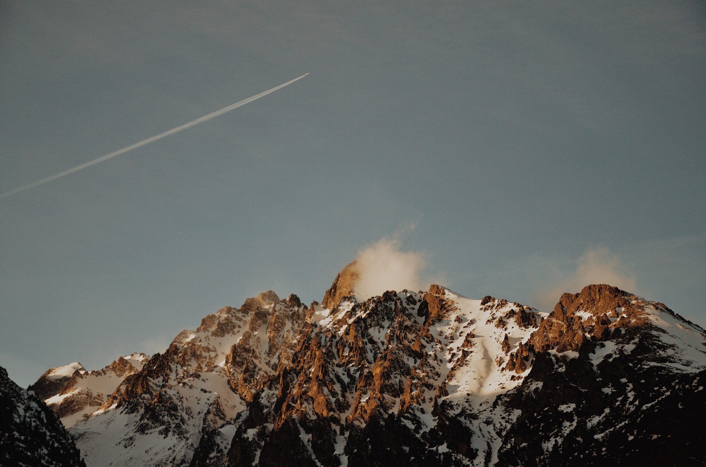 Airline news | a plane flies over a snow-covered mountain