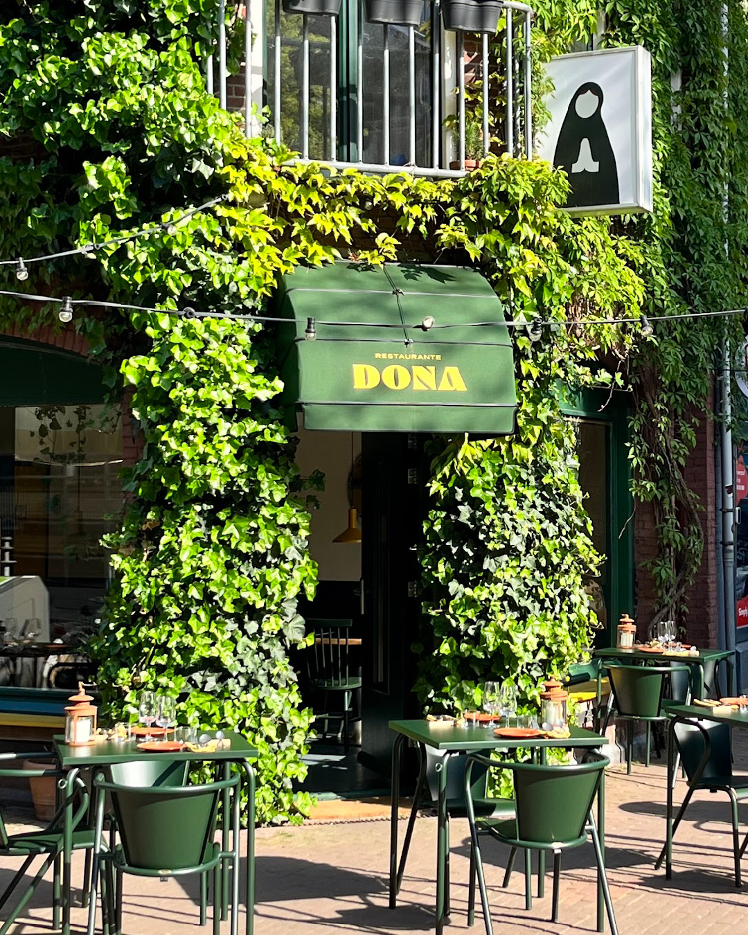 Leafy exterior of Restaurante Dona