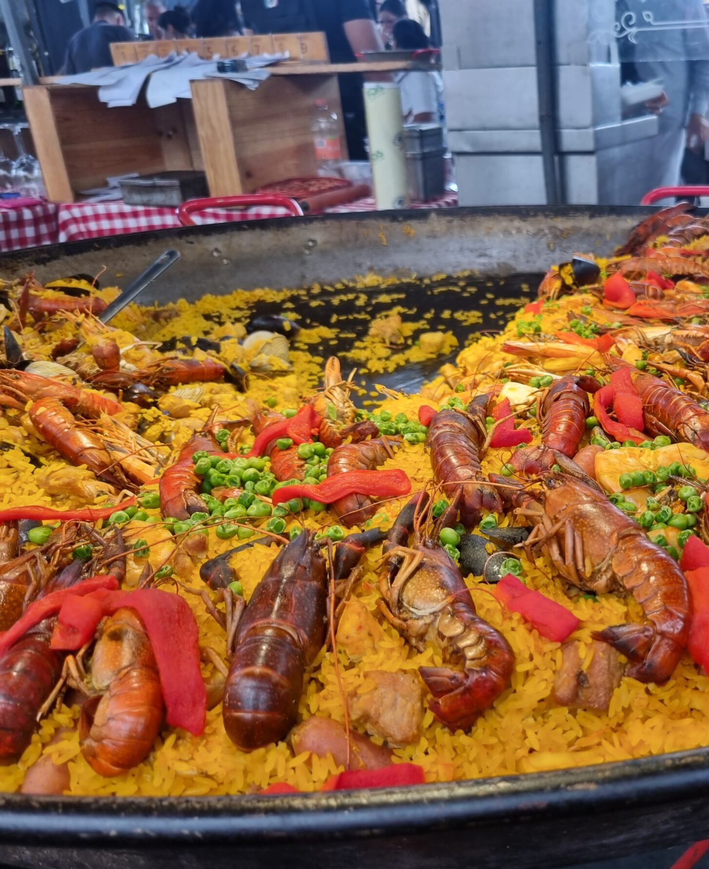 The best markets in Mexico City | a large pan of paella at Tianguis La Lagunilla