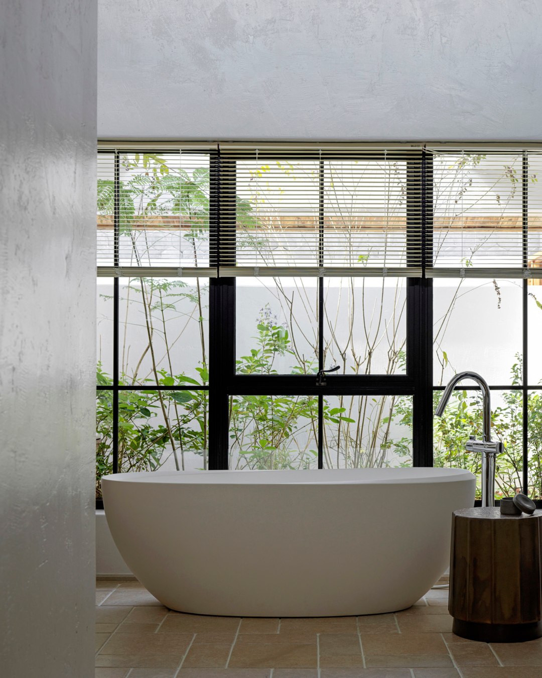 a white bathtub against a window at Sisan Shuanglang Hotel Dali