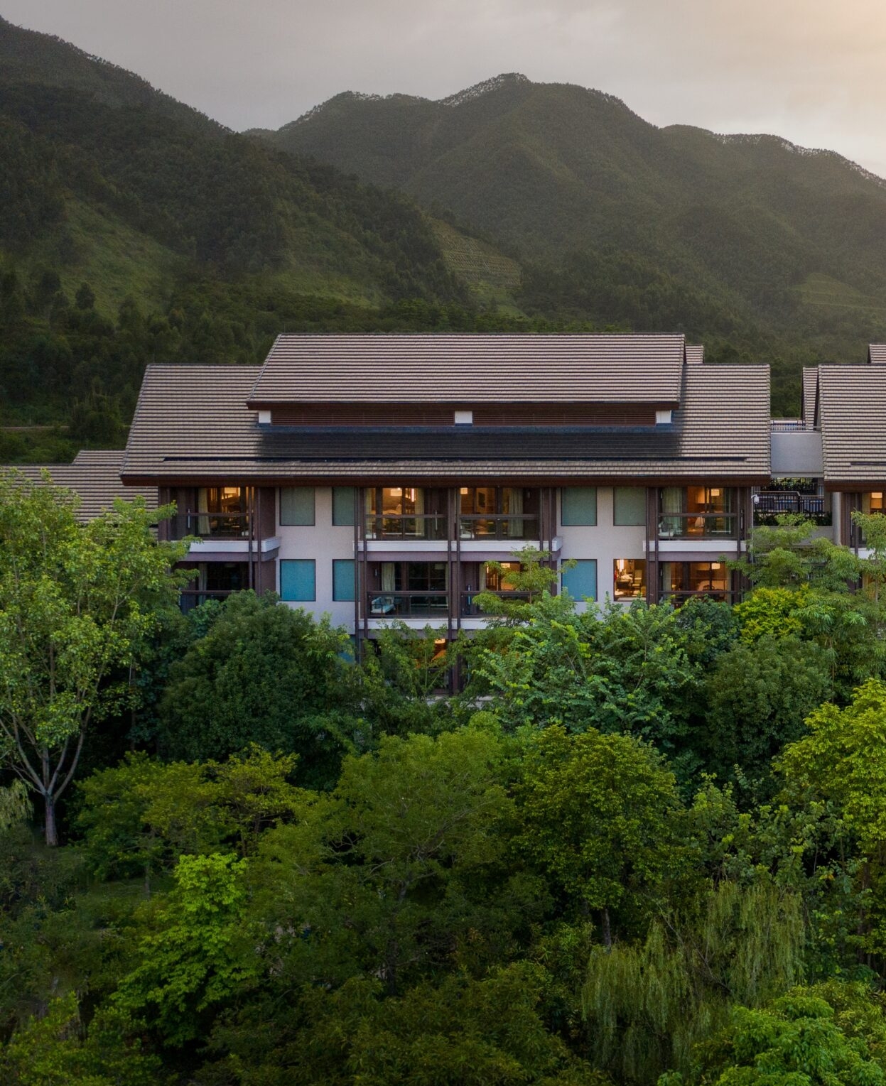 New World Qingyuan Hotel, set in a lush rainforest