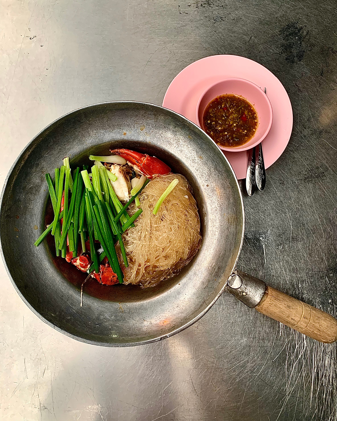 thai street food in bangkok | mud crabs and jumbo prawns are served with glass noodles at Somsak Po Ob