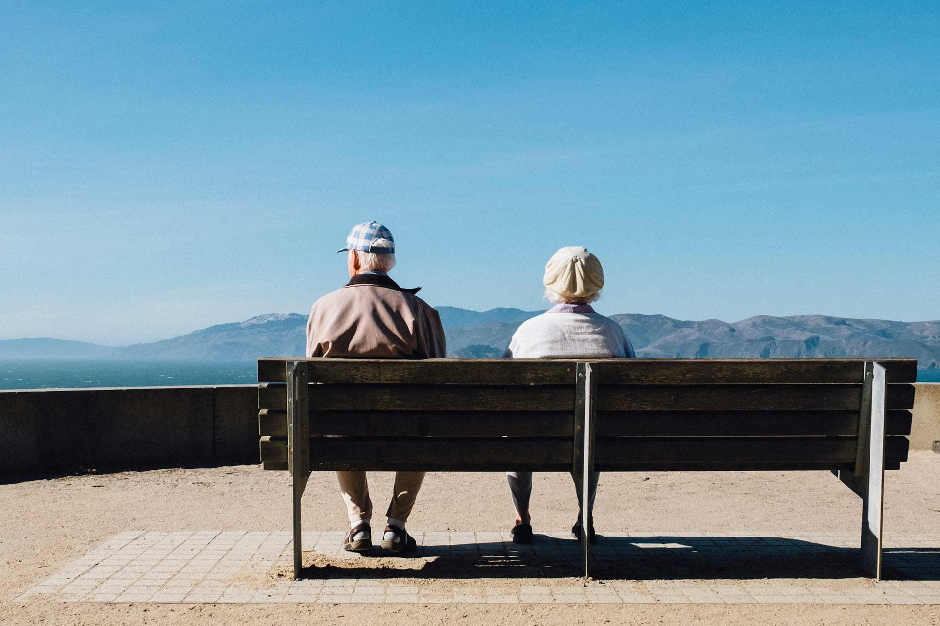 elderly-travellers-visit-lands-end-san-francisco