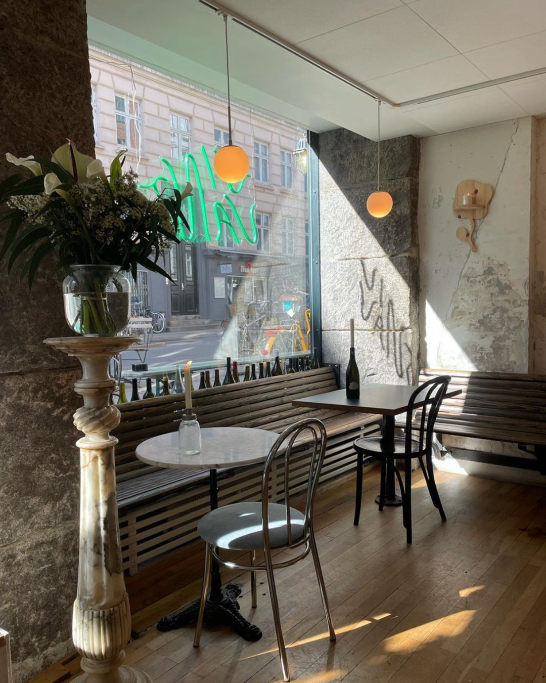 Pendant lights, dried flowers and window-facing seats decorate the space at Vivant bar