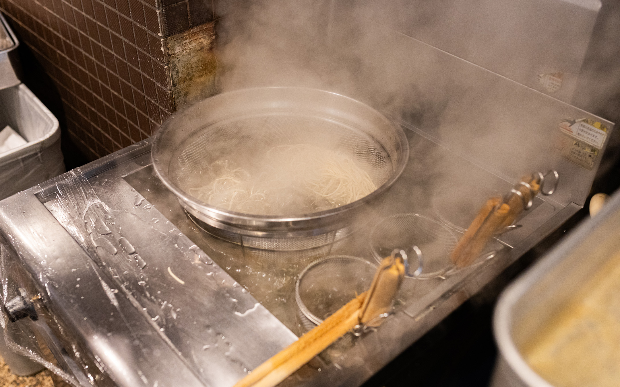 Noodles cooking at Tsukemen Gonokami Seisakusho. Photography by Yuuki Tadokoro 